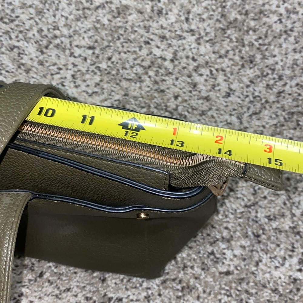 🐛Olive green spacious handbag with gold detailing! - Picture 11 of 12